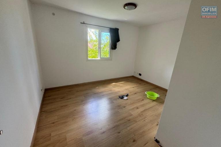 A louer joli appartement de type F3 avec jardin dans villa secteur Trois Mares