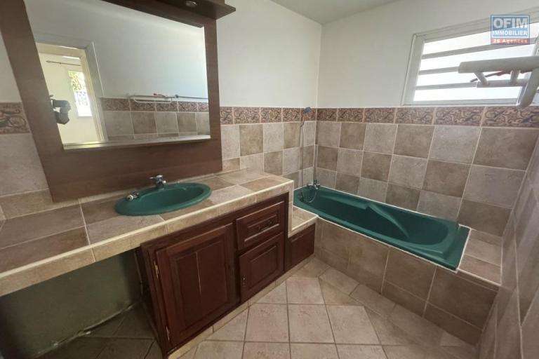 A louer joli appartement de type F3 avec jardin dans villa secteur Trois Mares