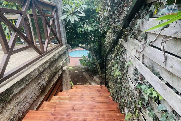 A LOUER belle villa inversée de type F4 avec PISCINE CHAUFFEE et VUE exceptionnelle PLEIN OUEST sur BRAS CANOT ( Saint Gilles les Hauts) I NON MEUBLEESAINT GILLES LES HAUTS