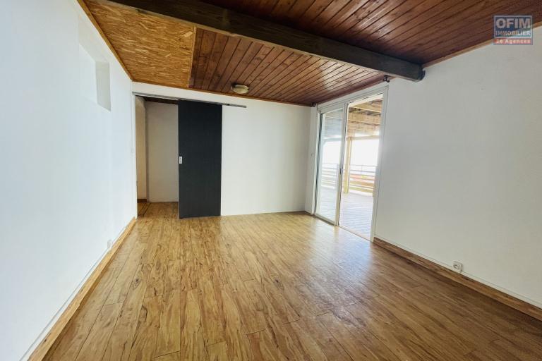 A LOUER belle villa inversée de type F4 avec PISCINE CHAUFFEE et VUE exceptionnelle PLEIN OUEST sur BRAS CANOT ( Saint Gilles les Hauts) I NON MEUBLEESAINT GILLES LES HAUTS