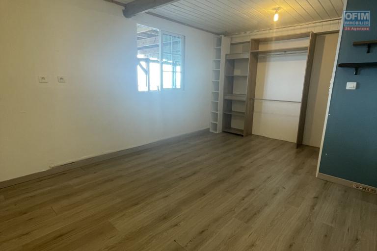 A LOUER belle villa inversée de type F4 avec PISCINE CHAUFFEE et VUE exceptionnelle PLEIN OUEST sur BRAS CANOT ( Saint Gilles les Hauts) I NON MEUBLEESAINT GILLES LES HAUTS