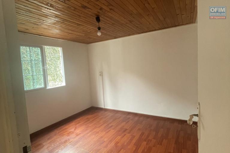 A LOUER belle villa inversée de type F4 avec PISCINE CHAUFFEE et VUE exceptionnelle PLEIN OUEST sur BRAS CANOT ( Saint Gilles les Hauts) I NON MEUBLEESAINT GILLES LES HAUTS