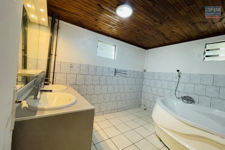 A LOUER VILLA RECENTE F4 PISCINE BRAS CANOT SAINT GILLES LES HAUTS ( M.PETIOT 0693 01 10 86)