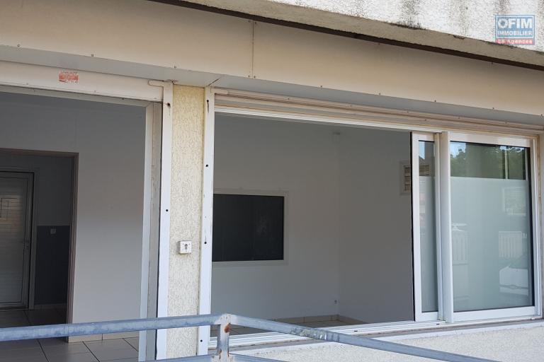 A Louer joli petit local professionnel centre ville de l'Etang Salé les Hauts