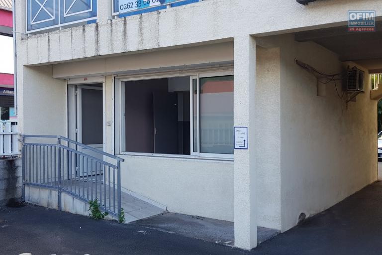 A Louer joli petit local professionnel centre ville de l'Etang Salé les Hauts