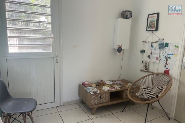 A Louer joli petit local professionnel centre ville de l'Etang Salé les Hauts