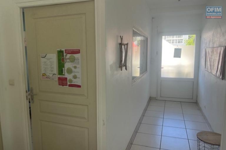 A Louer joli petit local professionnel centre ville de l'Etang Salé les Hauts