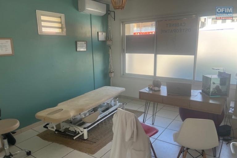 A Louer joli petit local professionnel centre ville de l'Etang Salé les Hauts