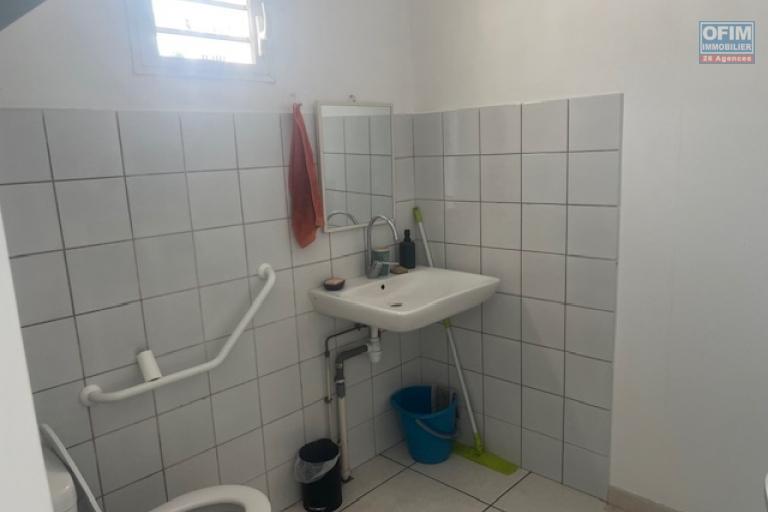 A Louer joli petit local professionnel centre ville de l'Etang Salé les Hauts