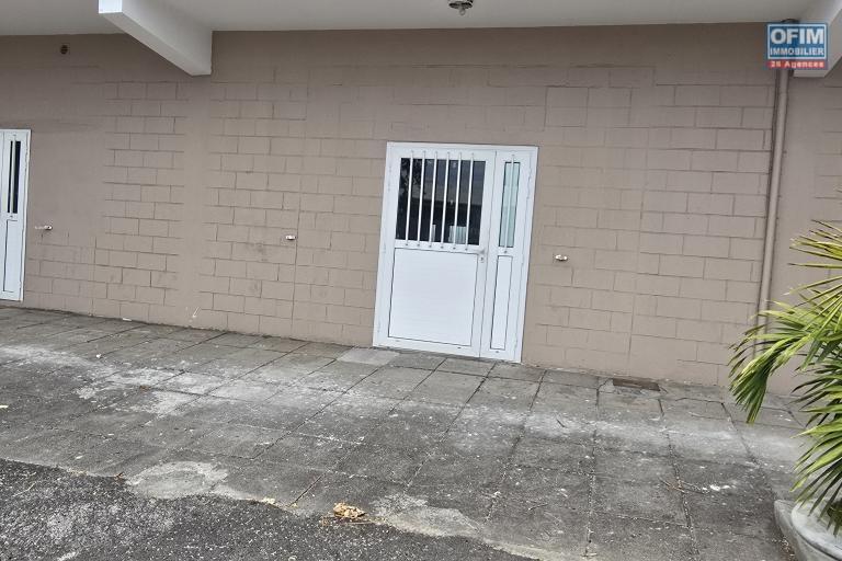 &Agrave; LOUER &ndash; LOCAL COMMERCIAL &agrave; Saint - Clotilde pr&eacute;s du Boulevard Sud