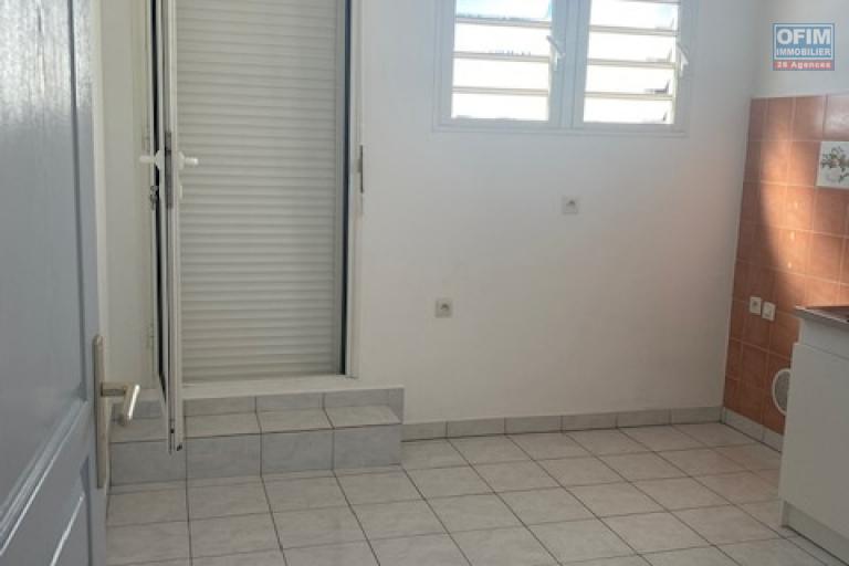 A louer ce bel appartement de type F3 sur une résidence PRIVE au dernier étage vue mer à Sainte Clotilde.