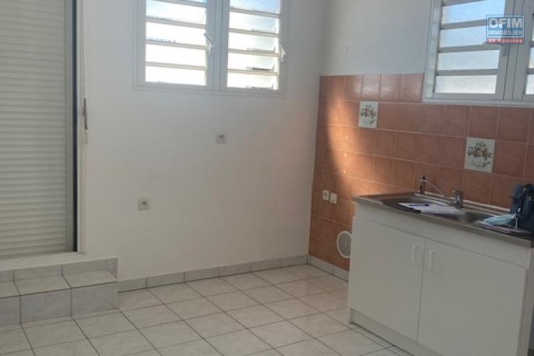 A louer ce bel appartement de type F3 sur une résidence PRIVE au dernier étage vue mer à Sainte Clotilde.