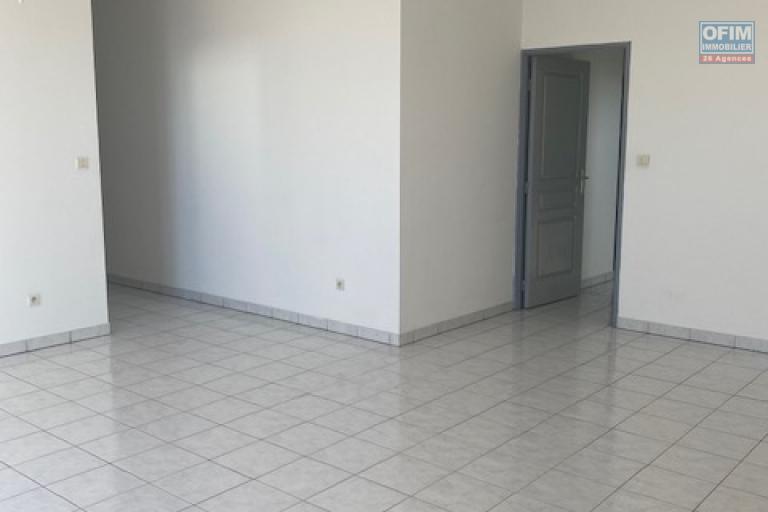 A louer ce bel appartement de type F3 sur une résidence PRIVE au dernier étage vue mer à Sainte Clotilde.