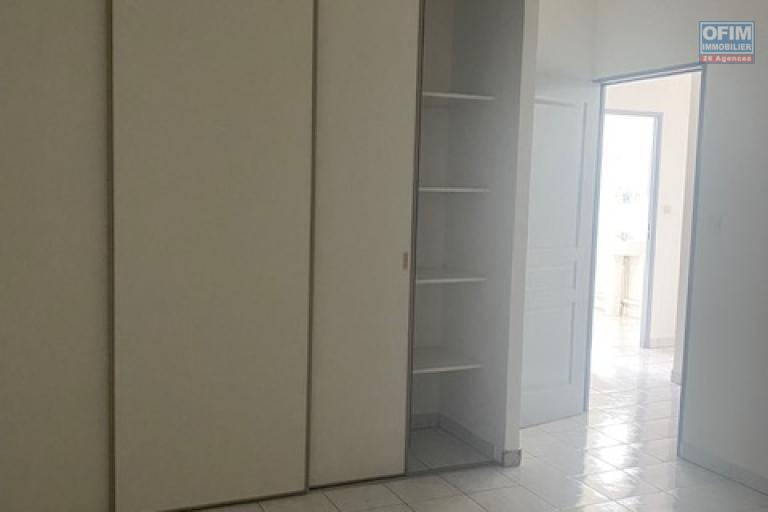 A louer ce bel appartement de type F3 sur une résidence PRIVE au dernier étage vue mer à Sainte Clotilde.