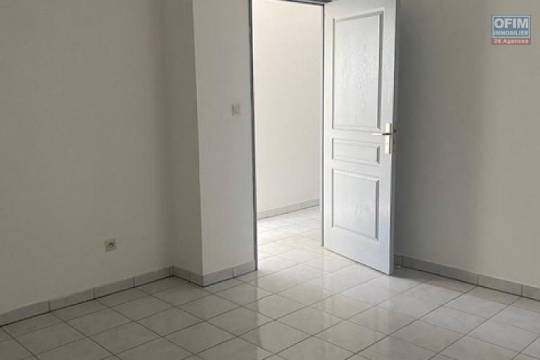 A louer ce bel appartement de type F3 sur une résidence PRIVE au dernier étage vue mer à Sainte Clotilde.