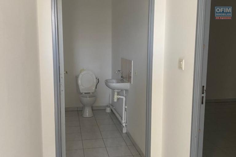 A louer ce bel appartement de type F3 sur une résidence PRIVE au dernier étage vue mer à Sainte Clotilde.