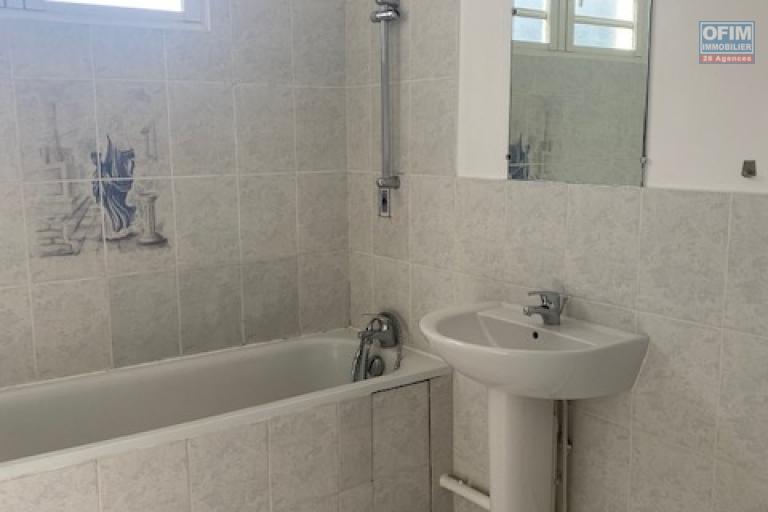 A louer ce bel appartement de type F3 sur une résidence PRIVE au dernier étage vue mer à Sainte Clotilde.