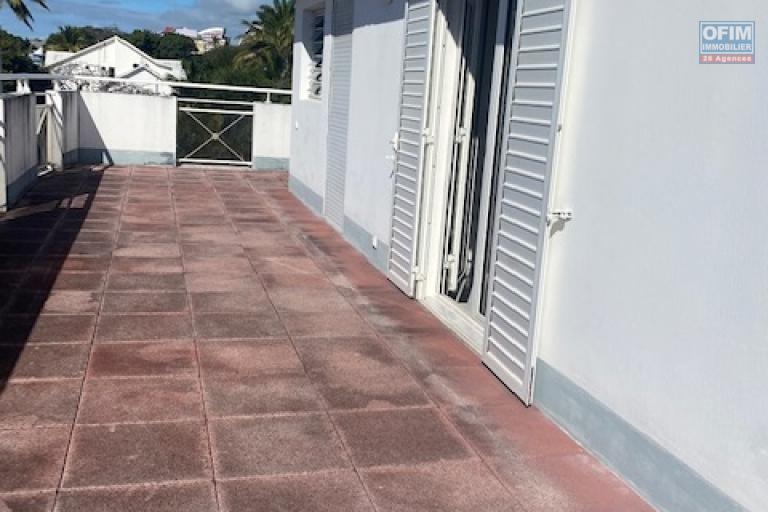 A louer ce bel appartement de type F3 sur une résidence PRIVE au dernier étage vue mer à Sainte Clotilde.