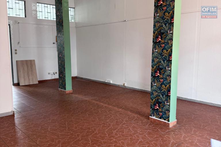 A Louer local professionnel avec vitrine sur Sainte Clotilde
