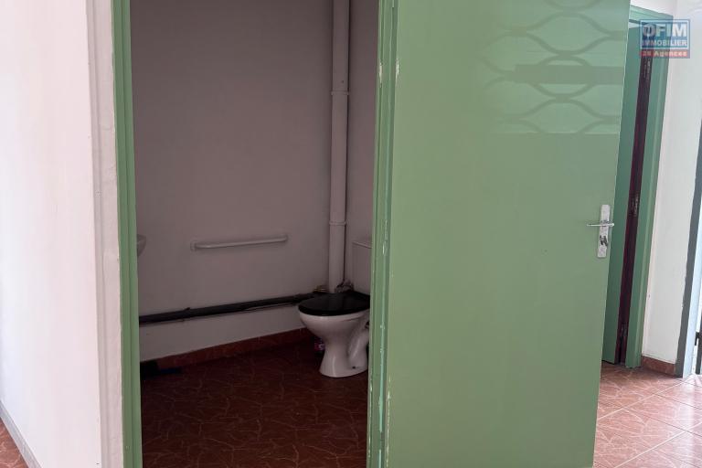 A Louer local professionnel avec vitrine sur Sainte Clotilde