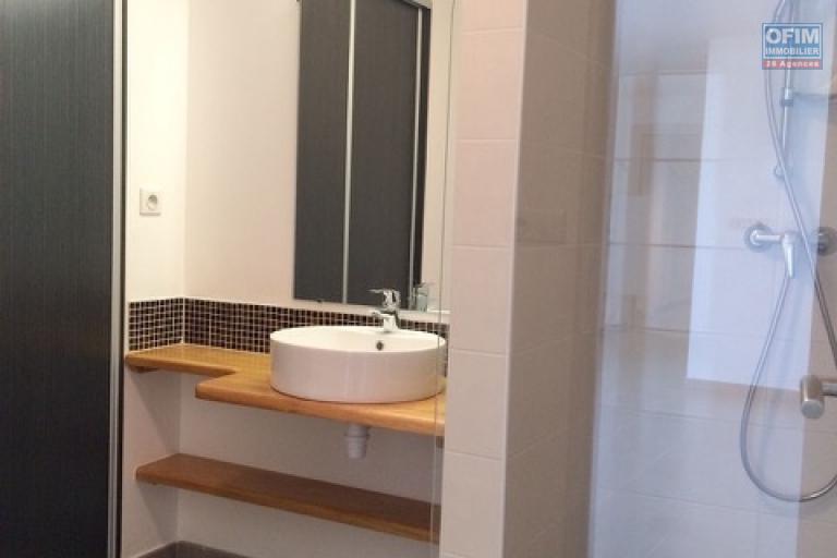 A louer tr&egrave;s bel appartement F3 sur la r&eacute;sidence COQUELICOTS 4 &agrave; Sainte Clotilde.