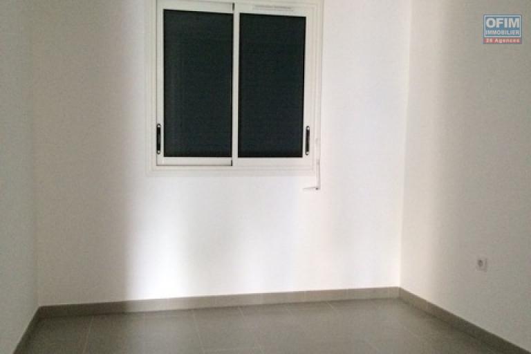 A louer tr&egrave;s bel appartement F3 sur la r&eacute;sidence COQUELICOTS 4 &agrave; Sainte Clotilde.