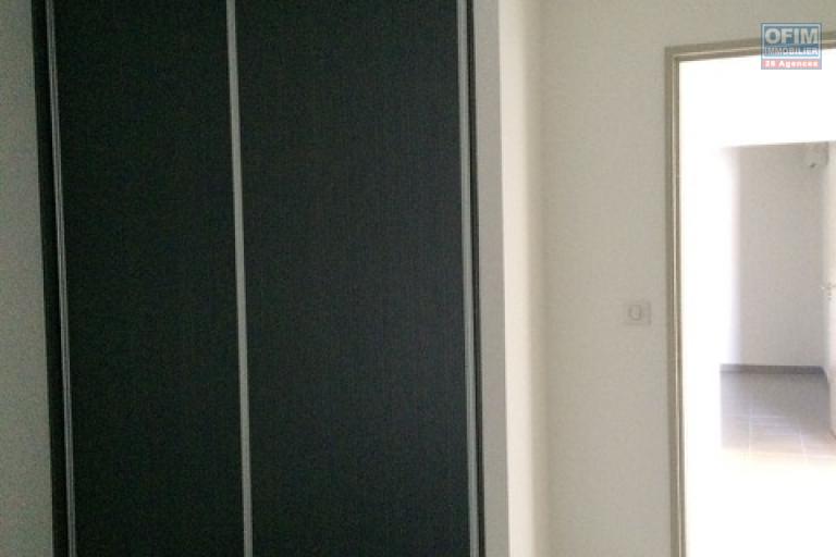 A louer tr&egrave;s bel appartement F3 sur la r&eacute;sidence COQUELICOTS 4 &agrave; Sainte Clotilde.