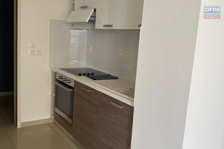 A Louer ce bel et spacieux appartement de type F1 meubl&eacute; sur la r&eacute;sidence PASSERELLE situ&eacute; rue des deux canons &agrave; Sainte Clotilde.