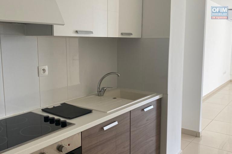 A Louer ce bel et spacieux appartement de type F1 meubl&eacute; sur la r&eacute;sidence PASSERELLE situ&eacute; rue des deux canons &agrave; Sainte Clotilde.