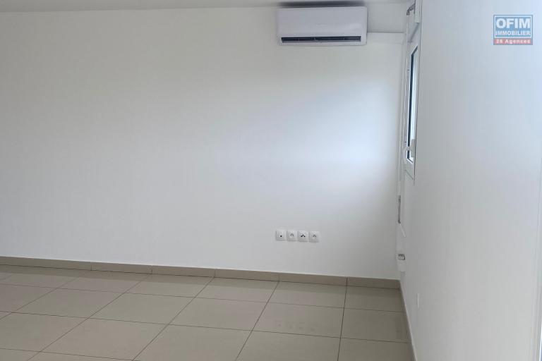 A Louer ce bel et spacieux appartement de type F1 meubl&eacute; sur la r&eacute;sidence PASSERELLE situ&eacute; rue des deux canons &agrave; Sainte Clotilde.