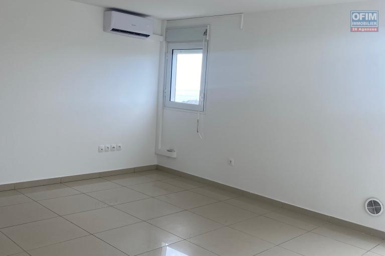 A Louer ce bel et spacieux appartement de type F1 meubl&eacute; sur la r&eacute;sidence PASSERELLE situ&eacute; rue des deux canons &agrave; Sainte Clotilde.