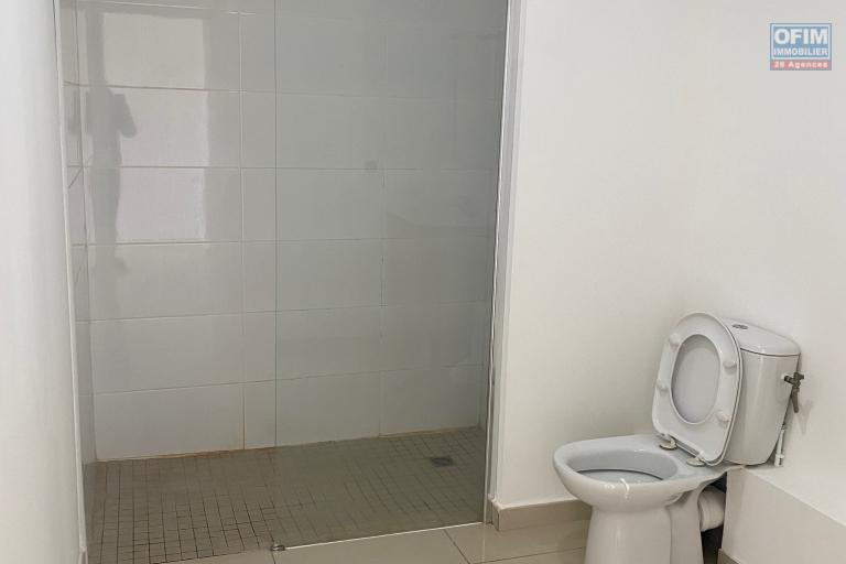 A Louer ce bel et spacieux appartement de type F1 meubl&eacute; sur la r&eacute;sidence PASSERELLE situ&eacute; rue des deux canons &agrave; Sainte Clotilde.