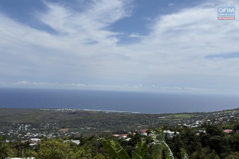 Belle parcelle de terrain de 288 m2 en légère pente avec pleine vue imprenable mer et montagne, de forme rectangulaire situé à 350 m d'altitude à Etang salé Les Hauts