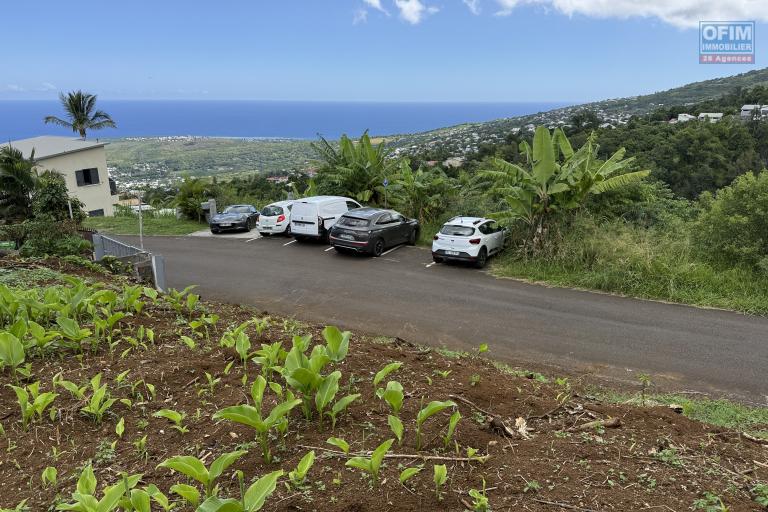 Belle parcelle de terrain de 288 m2 en légère pente avec pleine vue imprenable mer et montagne, de forme rectangulaire situé à 350 m d'altitude à Etang salé Les Hauts