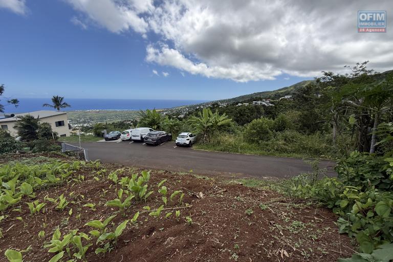 Belle parcelle de terrain de 288 m2 en légère pente avec pleine vue imprenable mer et montagne, de forme rectangulaire situé à 350 m d'altitude à Etang salé Les Hauts