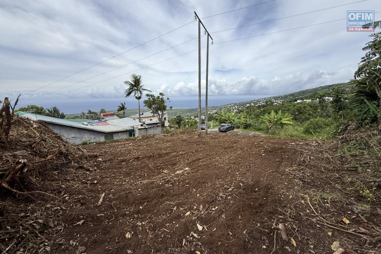 Belle parcelle de terrain de 288 m2 en légère pente avec pleine vue imprenable mer et montagne, de forme rectangulaire situé à 350 m d'altitude à Etang salé Les Hauts