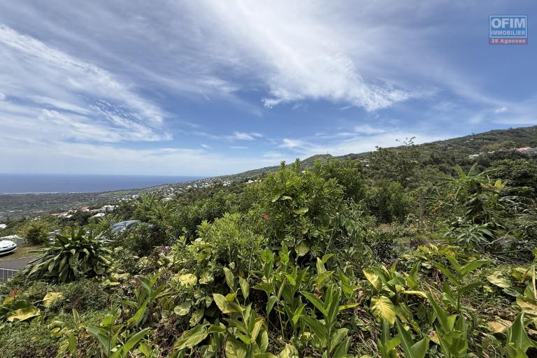Belle parcelle de terrain de 288 m2 en légère pente avec pleine vue imprenable mer et montagne, de forme rectangulaire situé à 350 m d'altitude à Etang salé Les Hauts