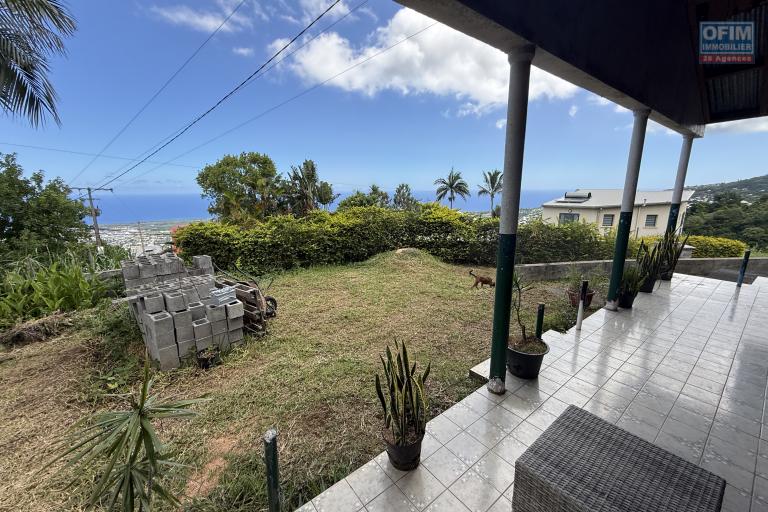 Grande maison séparée en deux (F3 et un F5) implantée sur 913 m² de terrain avec vue imprenable mer et montagne.