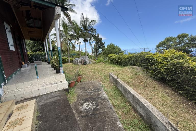 Grande maison séparée en deux (F3 et un F5) implantée sur 913 m² de terrain avec vue imprenable mer et montagne.