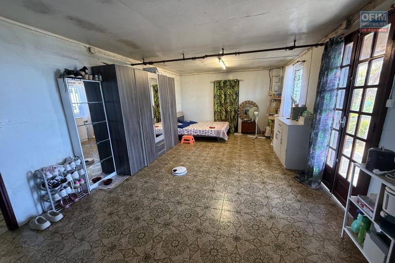 Grande maison séparée en deux (F3 et un F5) implantée sur 913 m² de terrain avec vue imprenable mer et montagne.