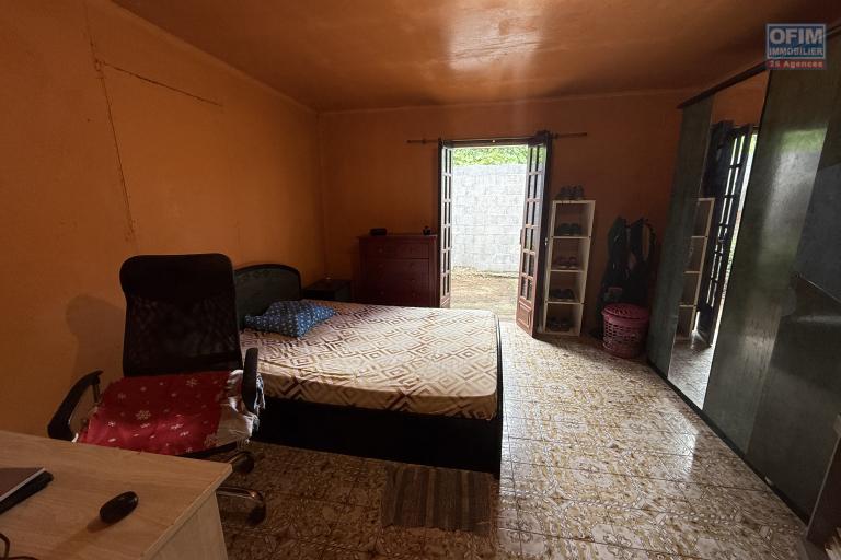 Grande maison séparée en deux (F3 et un F5) implantée sur 913 m² de terrain avec vue imprenable mer et montagne.