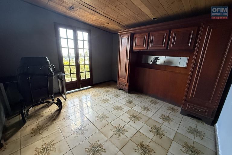 Grande maison séparée en deux (F3 et un F5) implantée sur 913 m² de terrain avec vue imprenable mer et montagne.