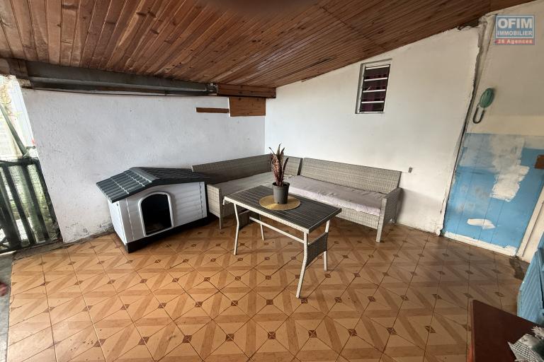 Grande maison séparée en deux (F3 et un F5) implantée sur 913 m² de terrain avec vue imprenable mer et montagne.