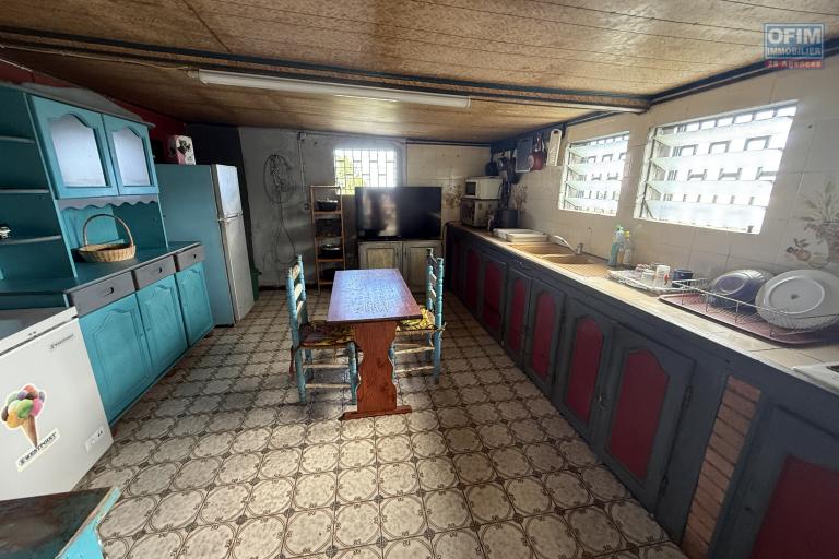 Grande maison séparée en deux (F3 et un F5) implantée sur 913 m² de terrain avec vue imprenable mer et montagne.