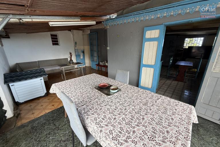 Grande maison séparée en deux (F3 et un F5) implantée sur 913 m² de terrain avec vue imprenable mer et montagne.