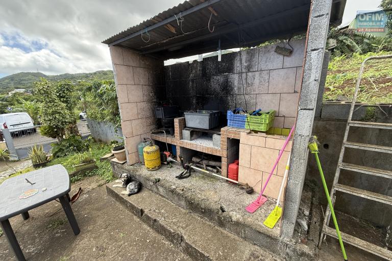 Grande maison séparée en deux (F3 et un F5) implantée sur 913 m² de terrain avec vue imprenable mer et montagne.