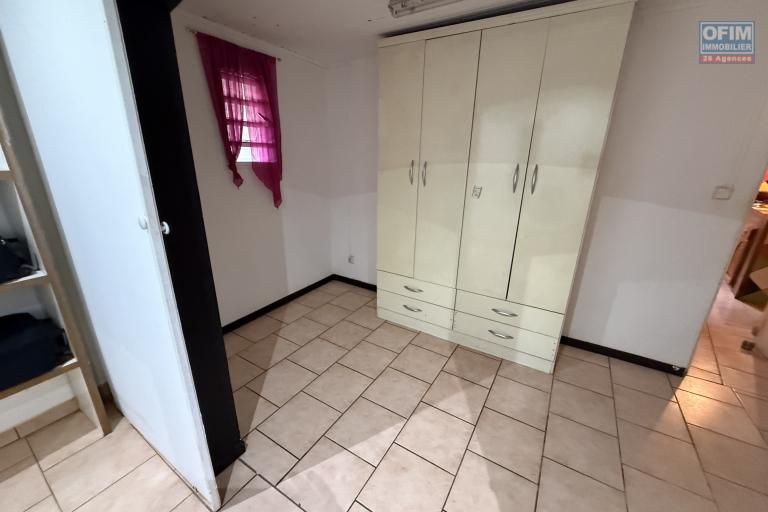 Grande maison séparée en deux (F3 et un F5) implantée sur 913 m² de terrain avec vue imprenable mer et montagne.