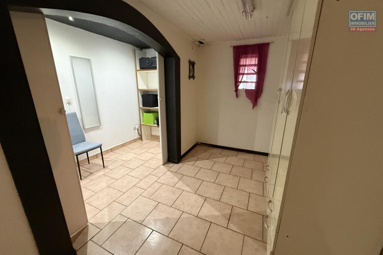 Grande maison séparée en deux (F3 et un F5) implantée sur 913 m² de terrain avec vue imprenable mer et montagne.