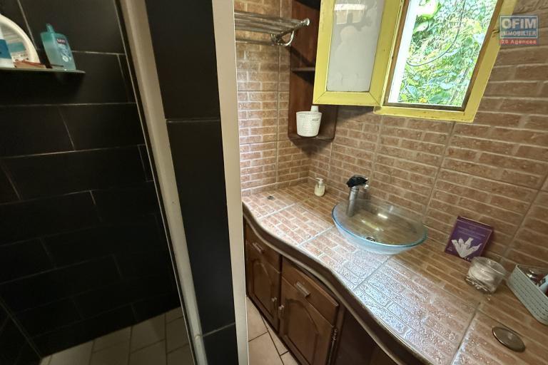 Grande maison séparée en deux (F3 et un F5) implantée sur 913 m² de terrain avec vue imprenable mer et montagne.