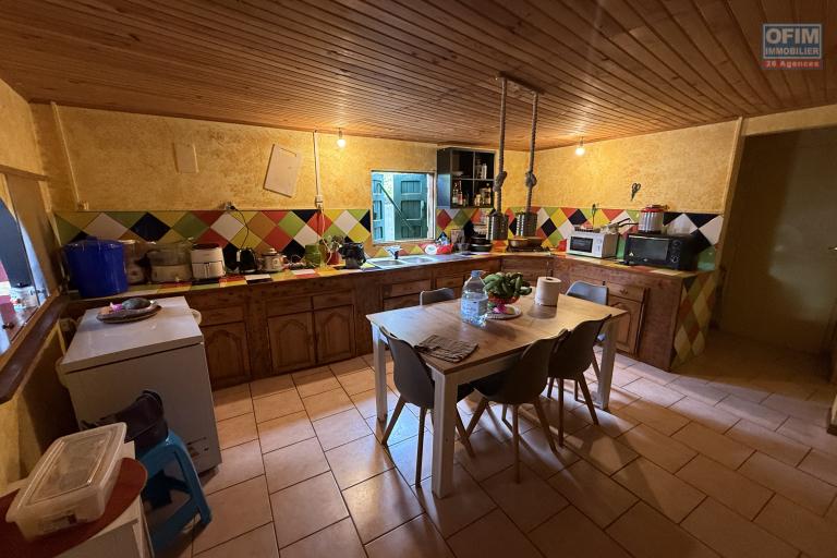 Grande maison séparée en deux (F3 et un F5) implantée sur 913 m² de terrain avec vue imprenable mer et montagne.